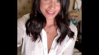 Masturbira dok joj najbolji prijatelj, radi isto