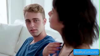 Lihat ini, cutie remaja si menghisap ayam besar dan mendapatkan dia vagina jari yang mendalam