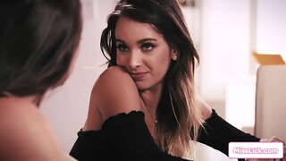 Sisate dominantna šef želi da te vidi njenog brineta zaposleni živahne sise ako ona želi da zadrži posao.Ona određuje je na koljenima da joj ližeš pičku