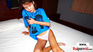 худенькая брюнетка-любительская азиатская барменша на европейском члене