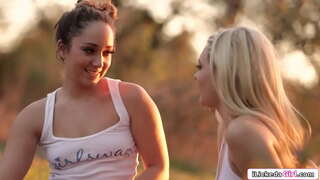 Moe wahine rā tika kakaho ka awhi me te e horomiti nei tona teen topanga