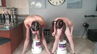 2 go mali titted pigtailed drolje oboje rade dildo cucanj sex izazov zajedno | dildo jahati