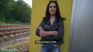 Openbare Agent Hot Babe Naai vir Kontant by die Trein Stasie Openbare Agent Hot Babe Naai vir Kontant by die Trein Stasie