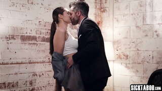 Seksi MILF Bella Rolland sjeban tako teško i duboko i ona mu se toliko svidjela