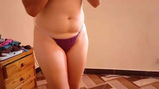 Slutty üvey anne beni sikiyor ve bütün gün çalışmaktan eve geldiğimde penisimi emiyor