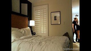 ���ණුසුම් හෝටල් කාමරයක් සමග ලිංගික Busty බිරිඳ