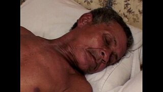 ���ុរសចាស់ទទួលមួយចំនួនខ្លាញ់ pussy