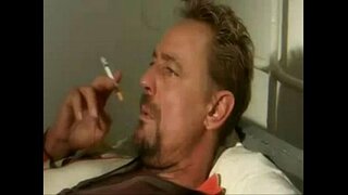 Köhnə oğlan fucks gənc школьницу