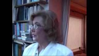 Xhamster.com 2662724 бабушка с проколотой киской раздевается и играет с игрушками