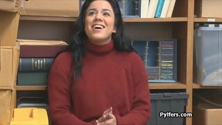 Curvy Latina κλέφτης συνελήφθη και πήδηξε από horny φρουρά