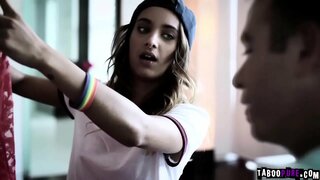 Sead ag siúl isteach an familys teach a chur i láthair i láimh ag Éisteacht dó dul isteach