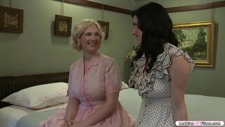 Busty blonde nitsidika azy brunette namana, ary izy ireo no manomboka miresaka momba ny haben&#039;ny ny boobs.Rehefa afaka izany,dia mahazo taitaitra sy manomboka nanoroka ny tsirairay.Manaraka ny namany sucks ny tits sy lelafin&#039;ny ny pussy.Ho setrin&#039;izany dia manao toy izany koa ny namany.