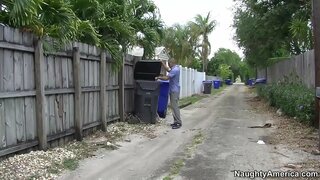 Alyssa Lynn baise un ami de son fils à l&#039;extérieur