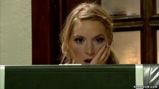 Blonde tiener Mona-Wallis porn movie van haar stiefma Simone Sonay op die internet en dan geklopte en anale fucked haar in slawerny in die bed