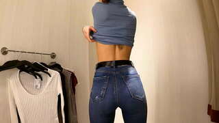 ОҲ, аз ту! Духтари гарм бо маленькими сиськами насбшуда дар футболку ва блузки дар созмонҳои ҷамъиятии раздевалке 4K 60 fps