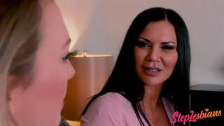 Маћеха показује Ћерке, како правилно да се укључе у лесбийским секс