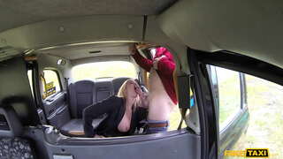 Soxta taksi issiq Boba Xolli bo&#039;sa uning oyoqlari tarqaladi va xo&#039;roz uchramoqda